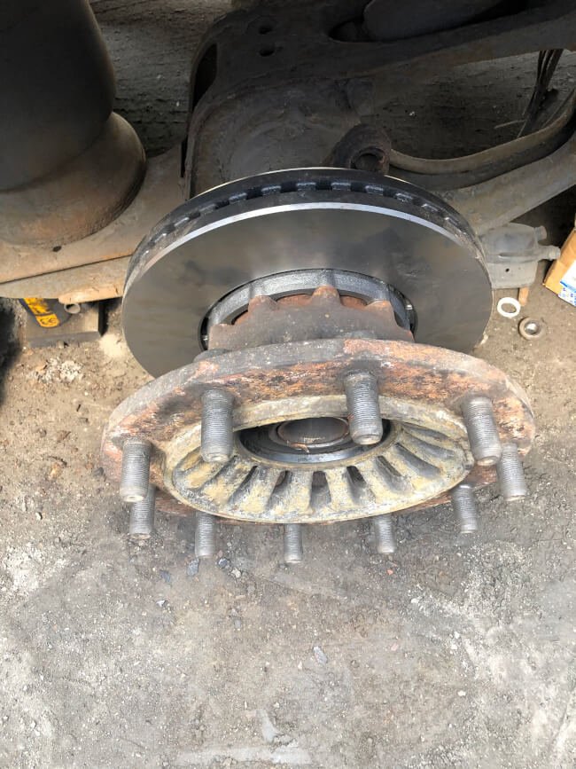 LKW Reparatur unterwegs – Bremsscheibe